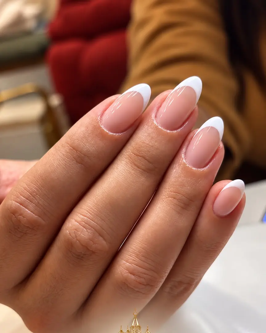 Ongles amande en French blanche