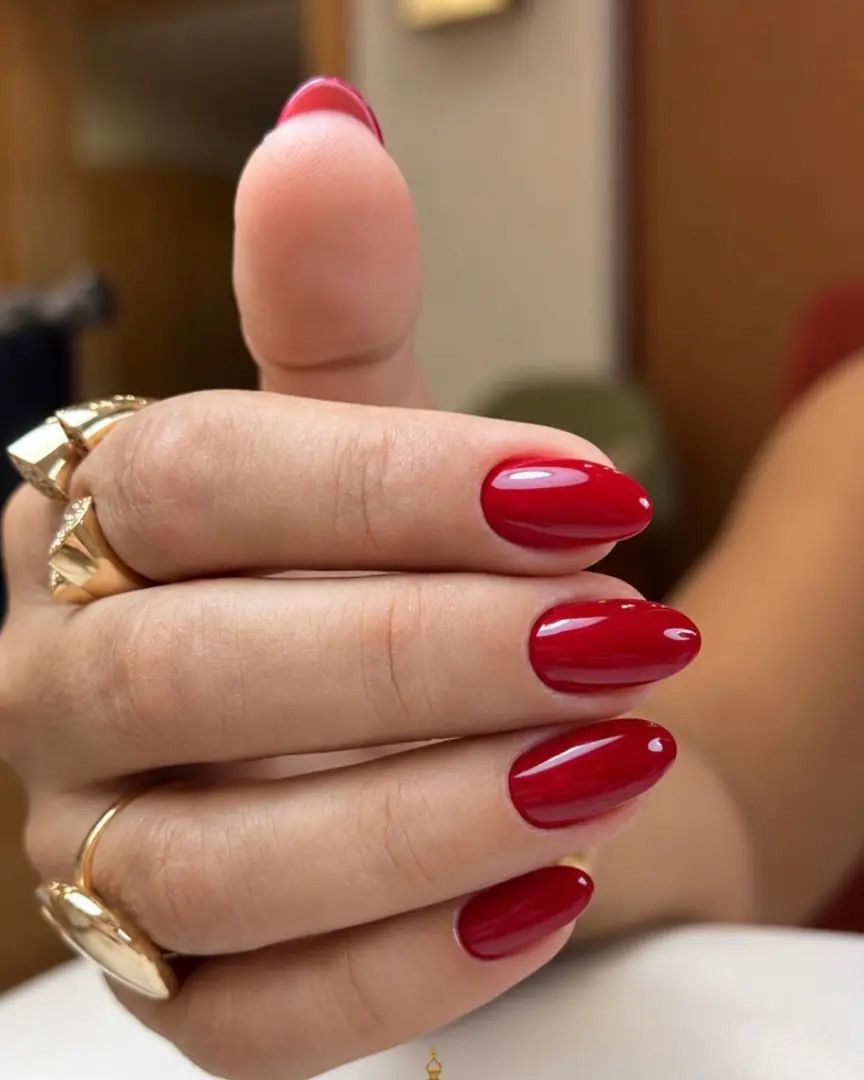 Ongles rouges en vernis permanent