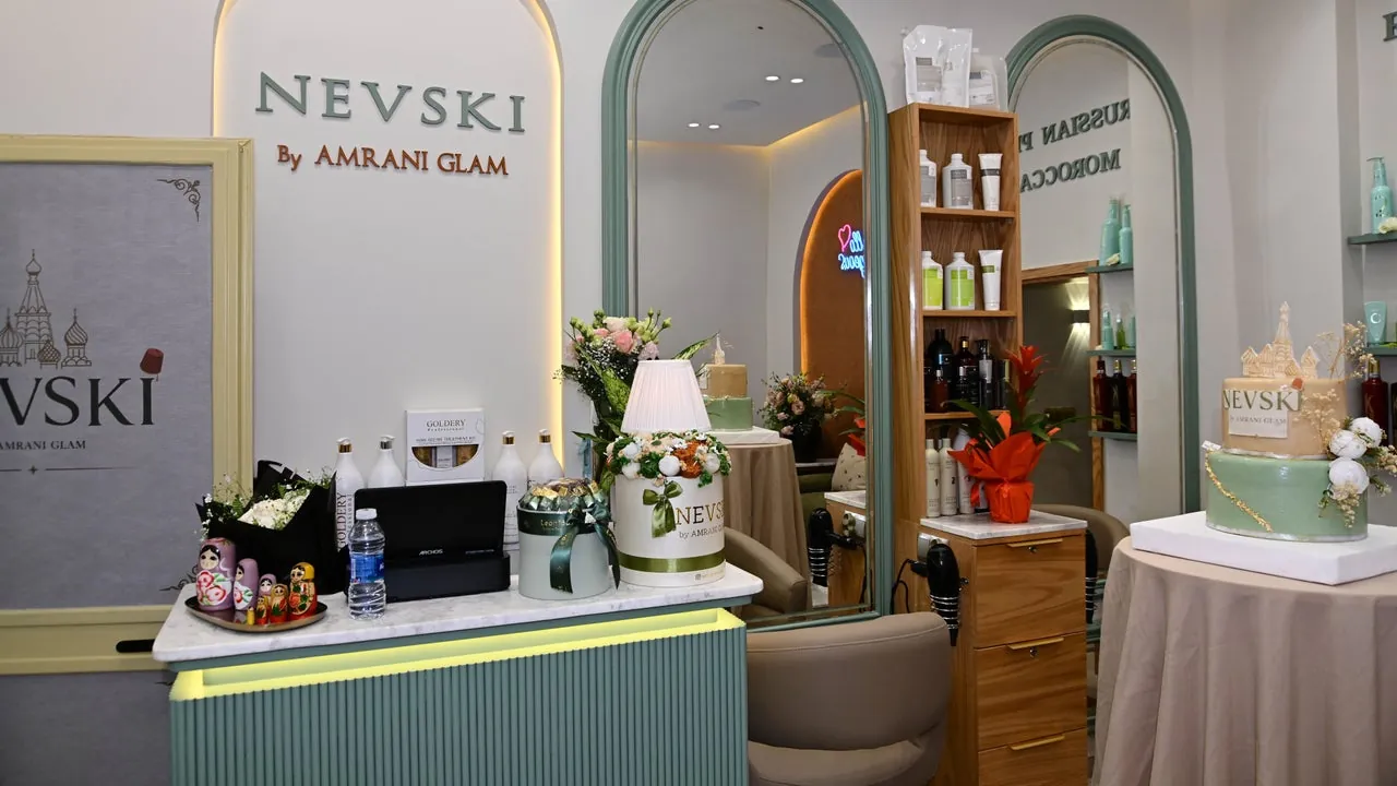 L’accueil du salon, enseigne Nevski et arches vert sauge