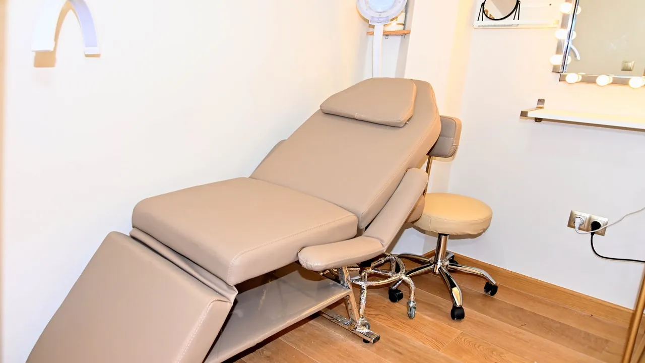La cabine visage, fauteuil de soin et miroir éclairé