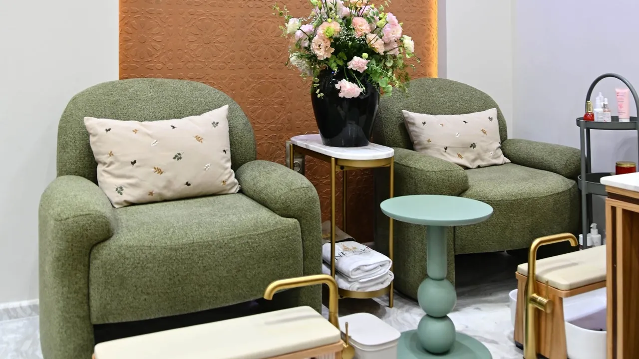 L’espace pédicure, fauteuils vert sauge et fleurs