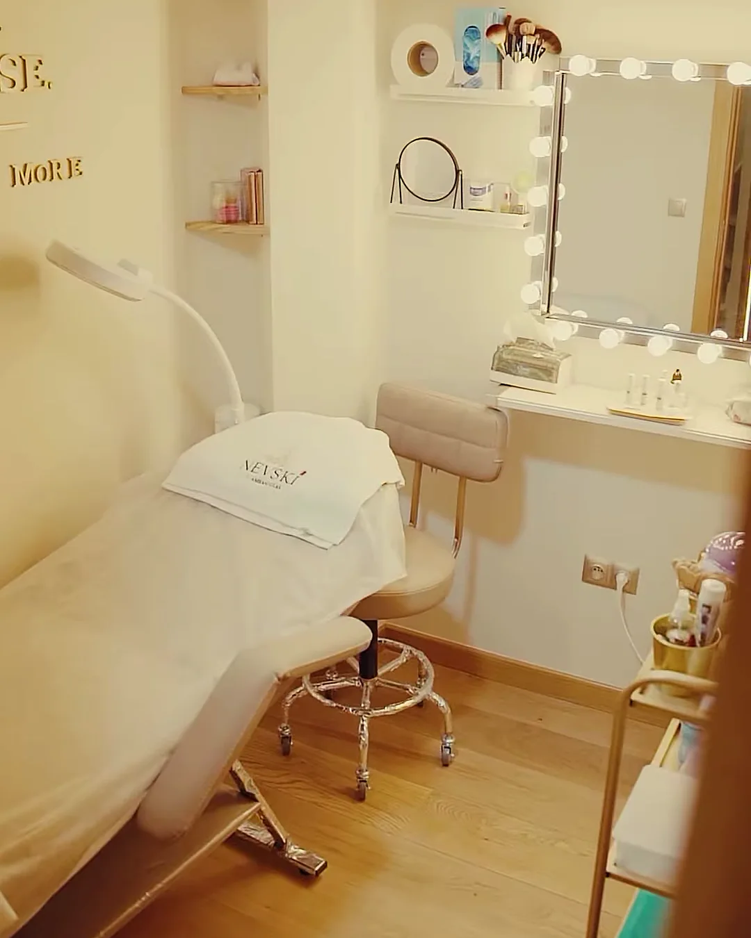 La cabine des soins du visage, miroir éclairé