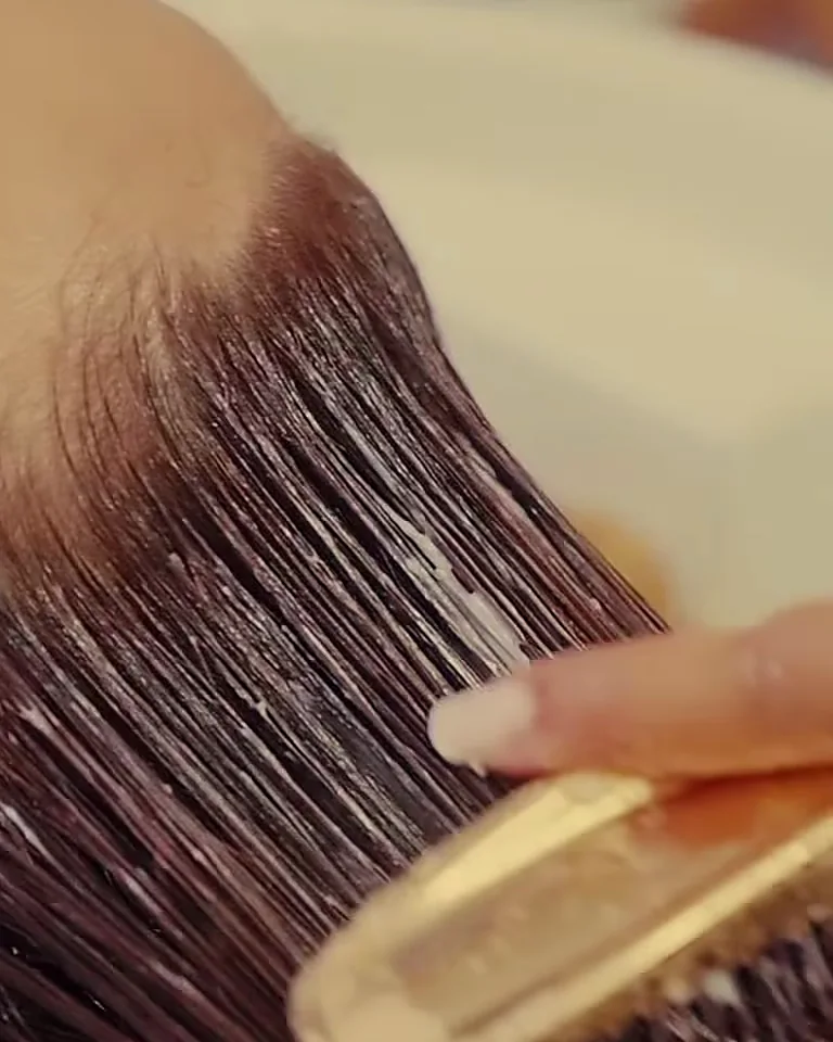 Cheveux rincés et peignés au bac