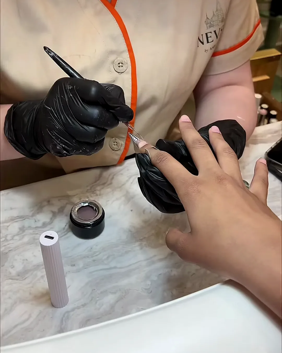 Nail art au pinceau fin, gants noirs