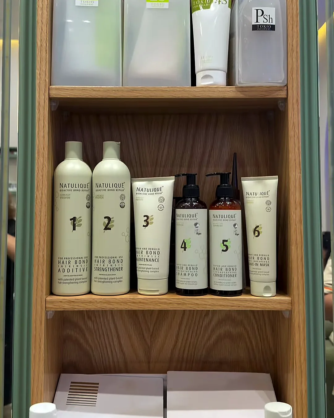 Les soins Natulique sur l’étagère du salon