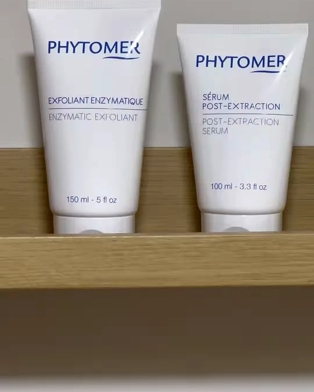 Exfoliant et sérum Phytomer sur l’étagère